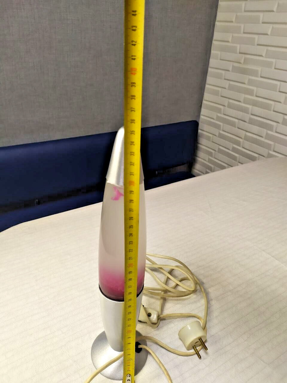 Retro lava lamp with tapered top and base in silver finish – detail 5