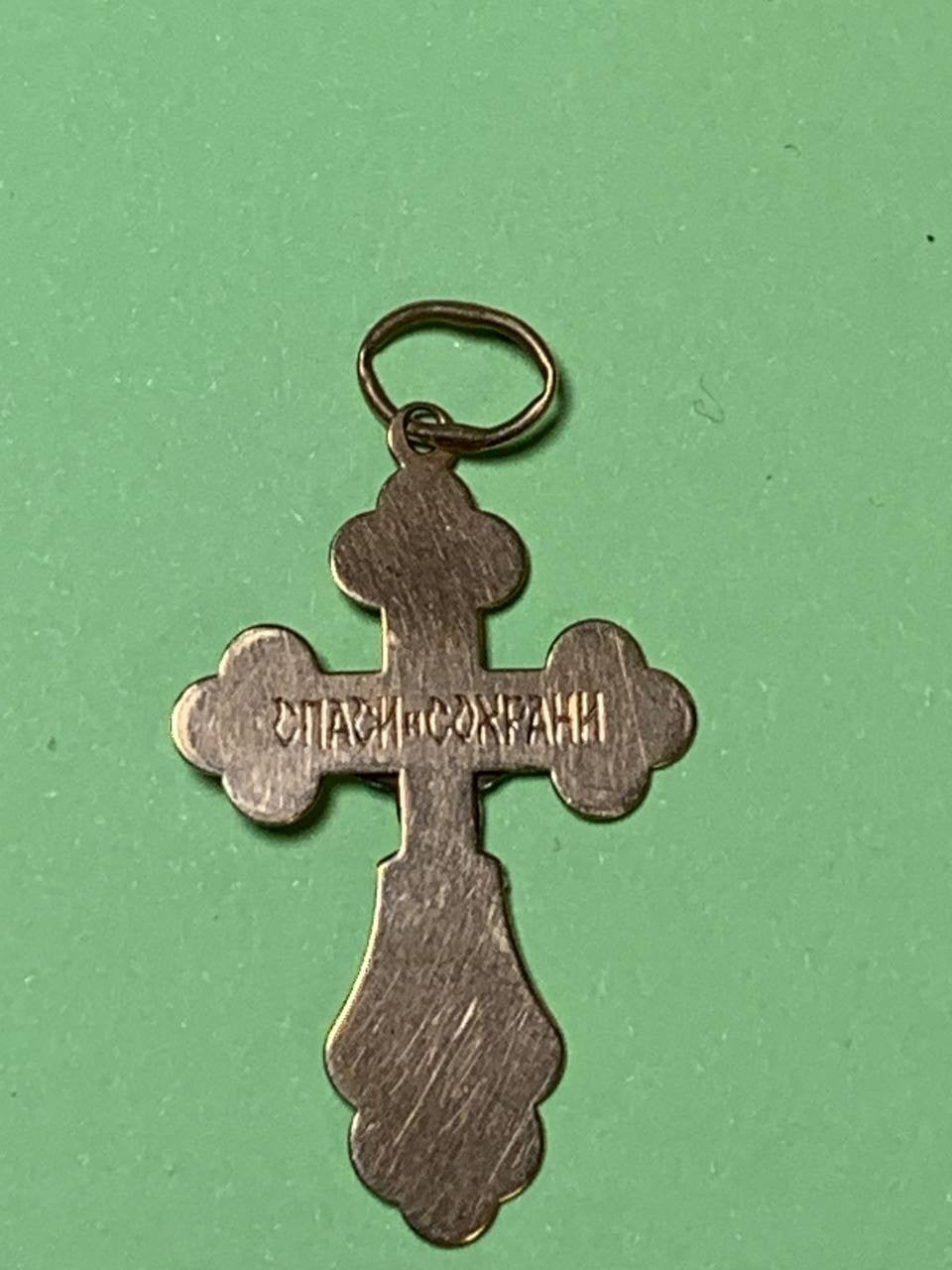 14K gold crucifix pendant with Jesus Christ figure, close-up – detail 5