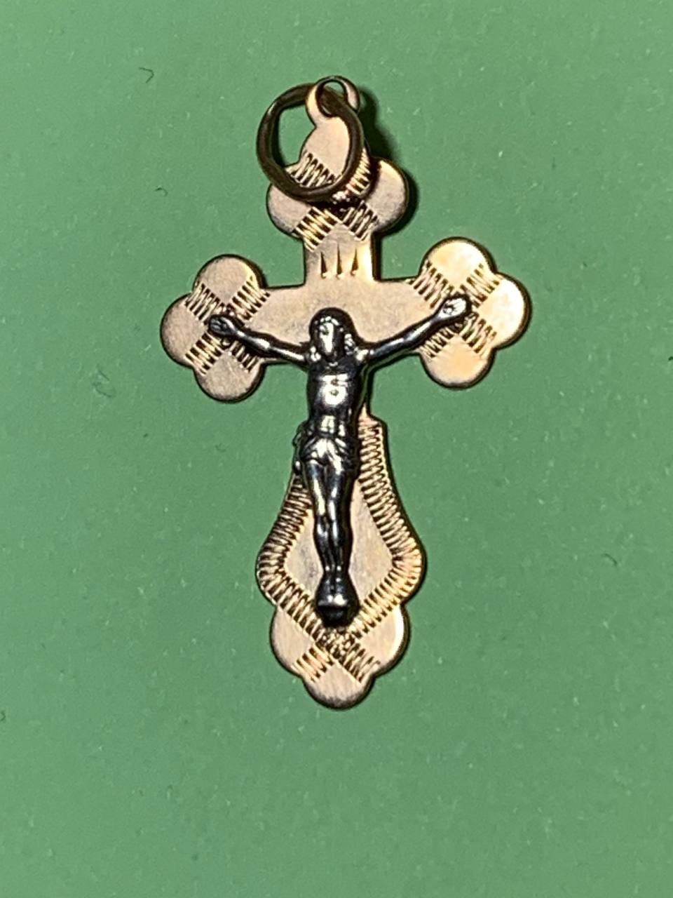 14K gold crucifix pendant with Jesus Christ figure, close-up – detail 8