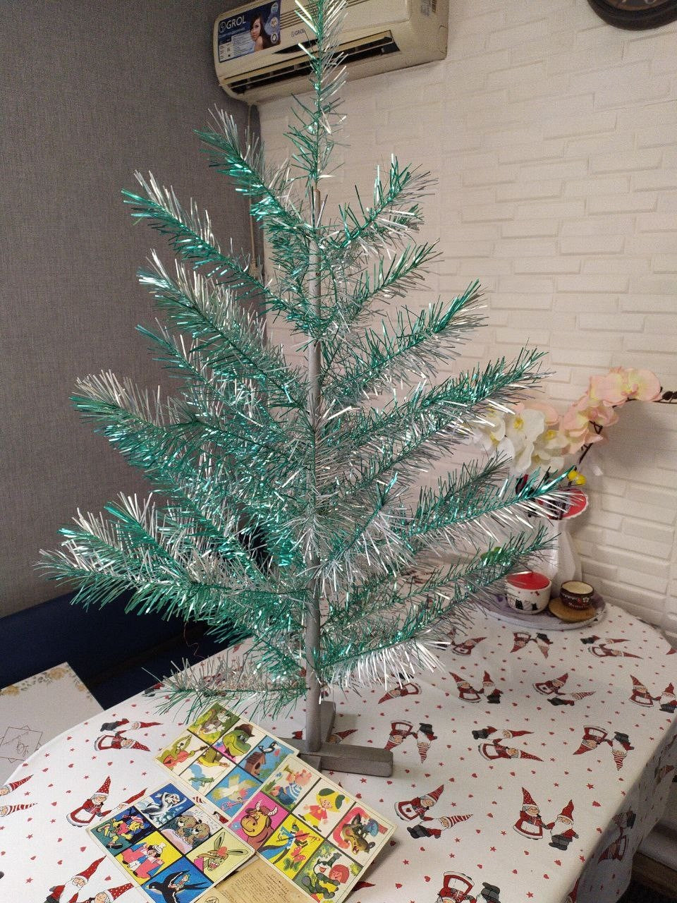 Spare branches included with the Soviet collectible tree