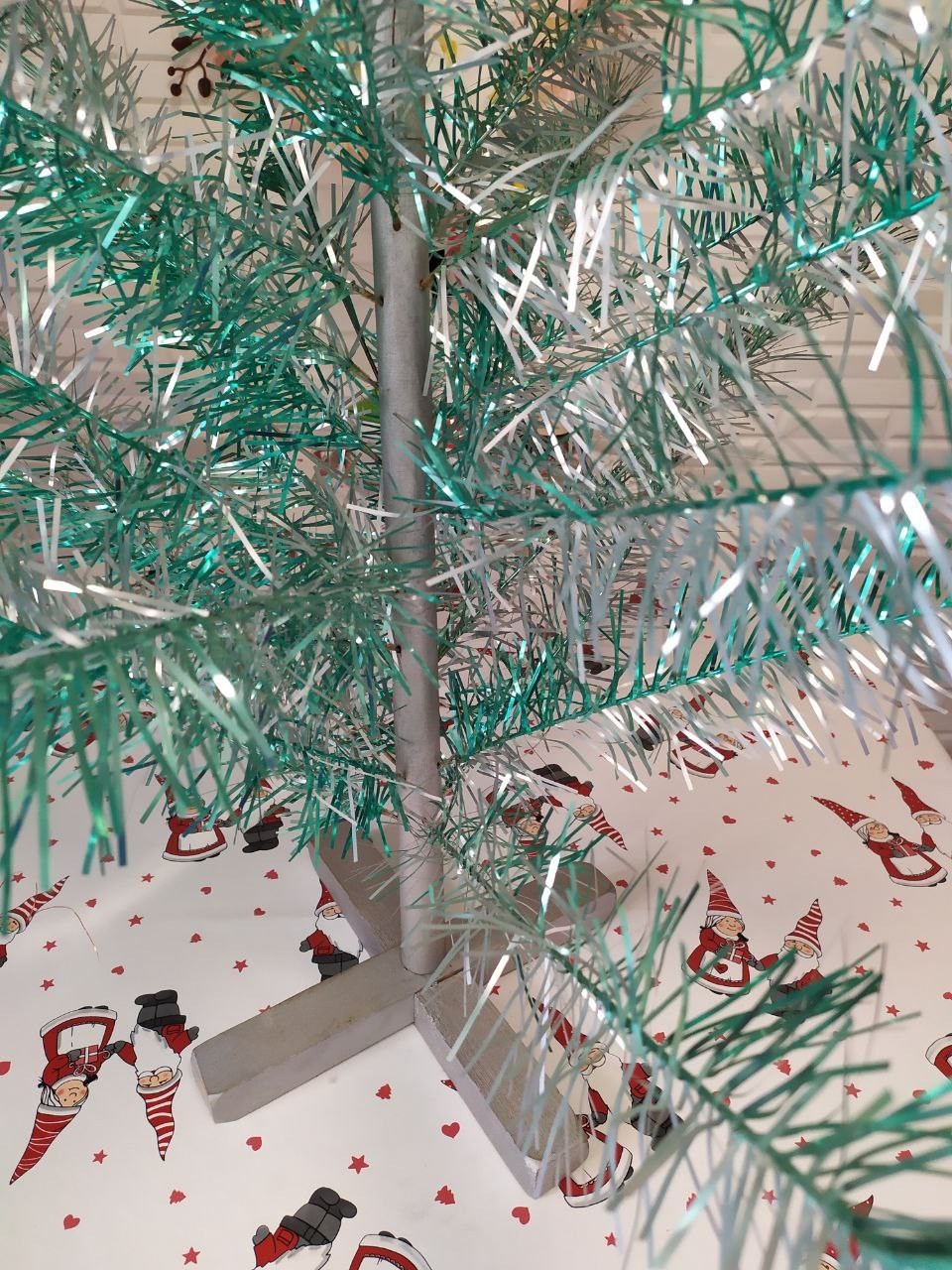 Spare branches included with the Soviet collectible tree – detail 6