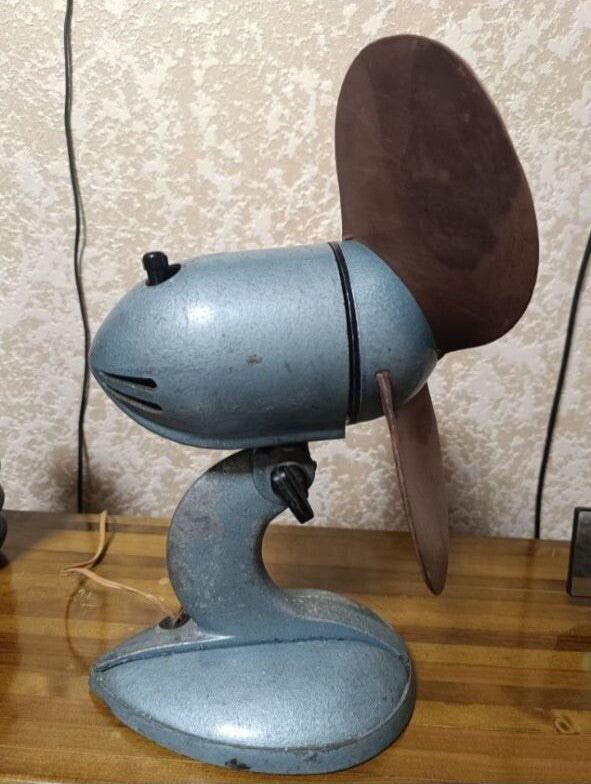 VE-1 Soviet table fan, side view of the bullet-shaped housing and tilt neck – detail 5