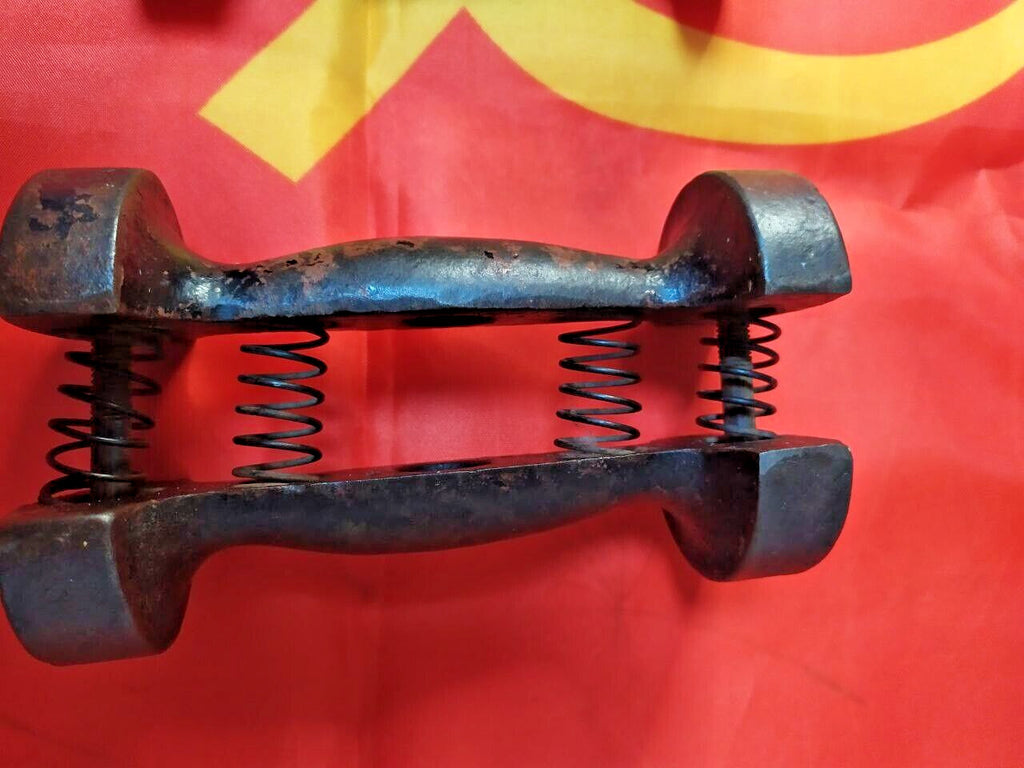 Cast iron hand gripper pair on a scale showing 3.026 kg