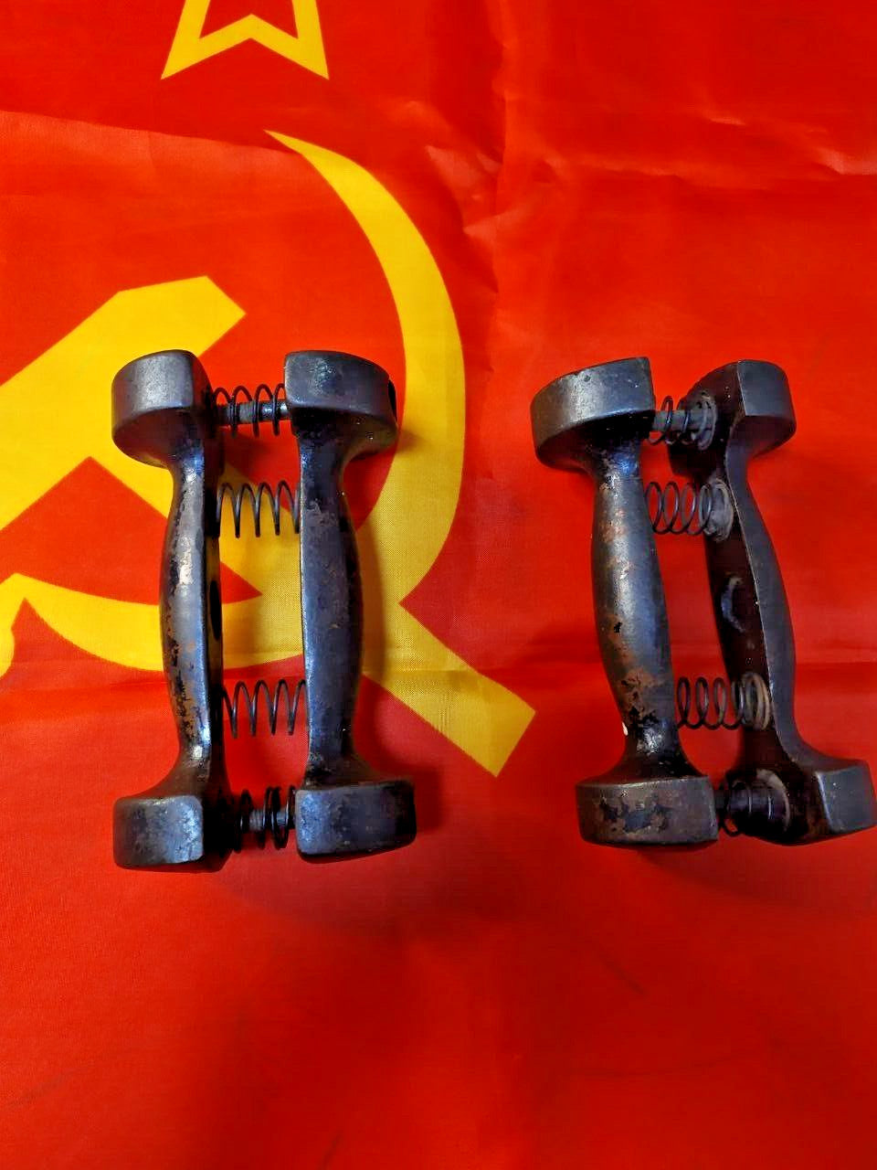 Cast iron hand gripper pair on a scale showing 3.026 kg – detail 9