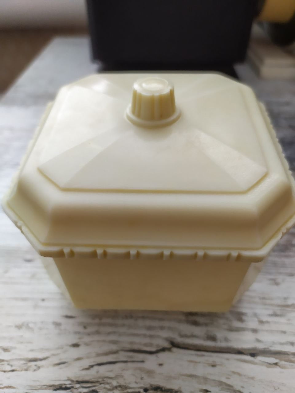 Soviet bakelite powder box with small molded handle on the lid