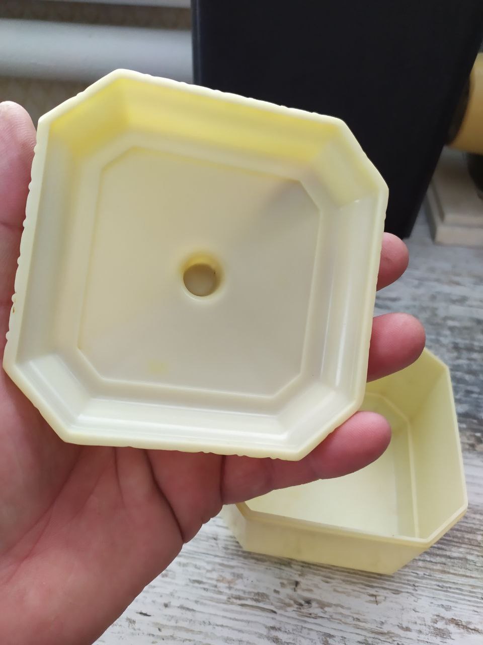 Soviet bakelite powder box with small molded handle on the lid – detail 5