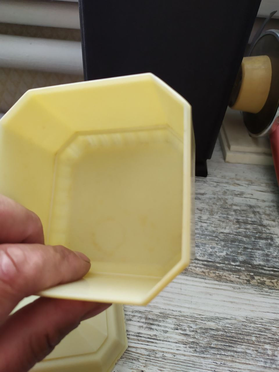 Soviet bakelite powder box with small molded handle on the lid – detail 8