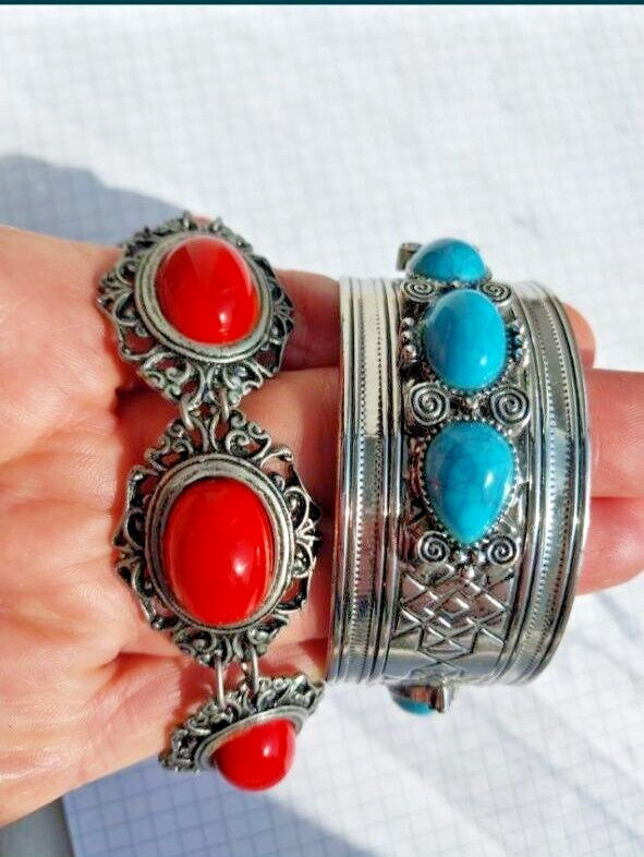 Ruby red faceted crystal brooches in gold-tone settings – detail 11
