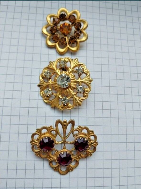 Ruby red faceted crystal brooches in gold-tone settings – detail 8
