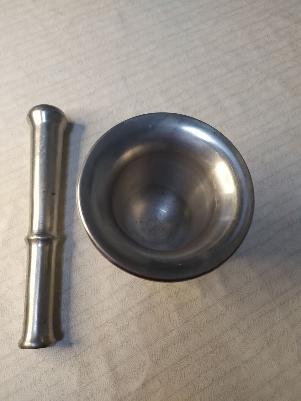 Vintage mortar and pestle on a scale showing 917 grams – detail 7