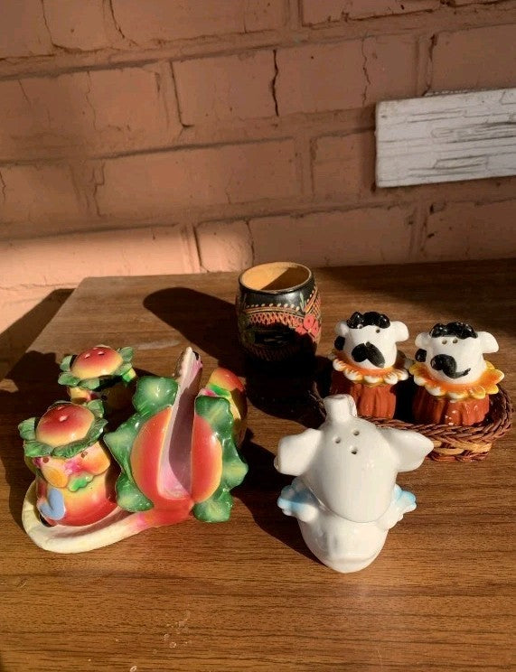 Gzhel style ceramic fruit shakers on a green leaf-shaped stand – detail 6