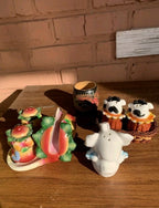 Gzhel style ceramic fruit shakers on a green leaf-shaped stand – detail 6