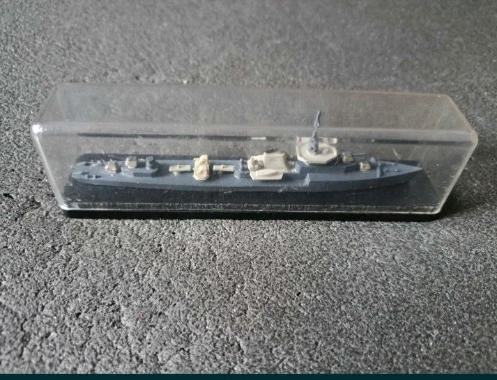 Soviet destroyer miniature on a black plastic base – detail 6