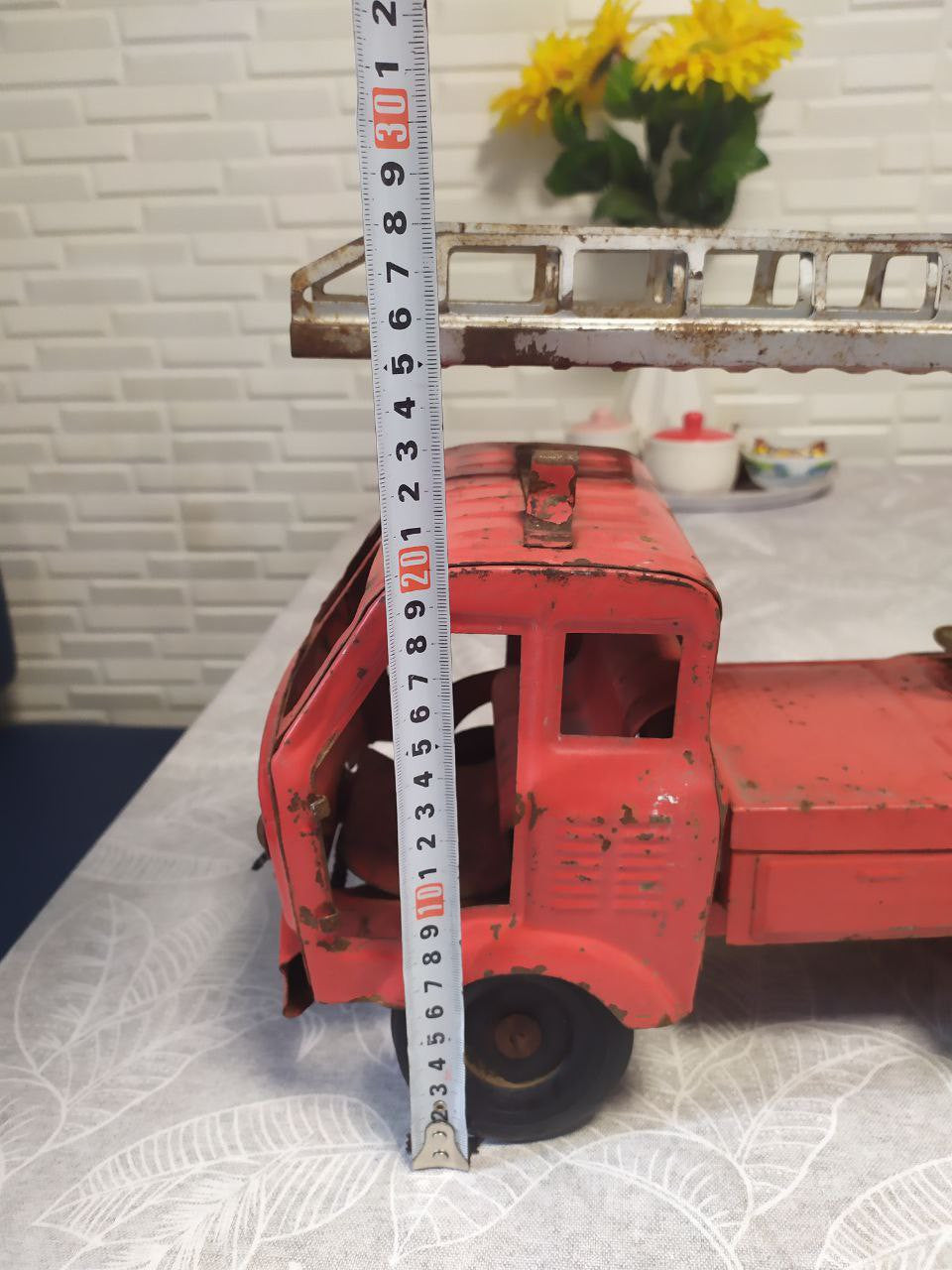 SIM Serp i Molot logo on the front of the Soviet toy fire truck – detail 11