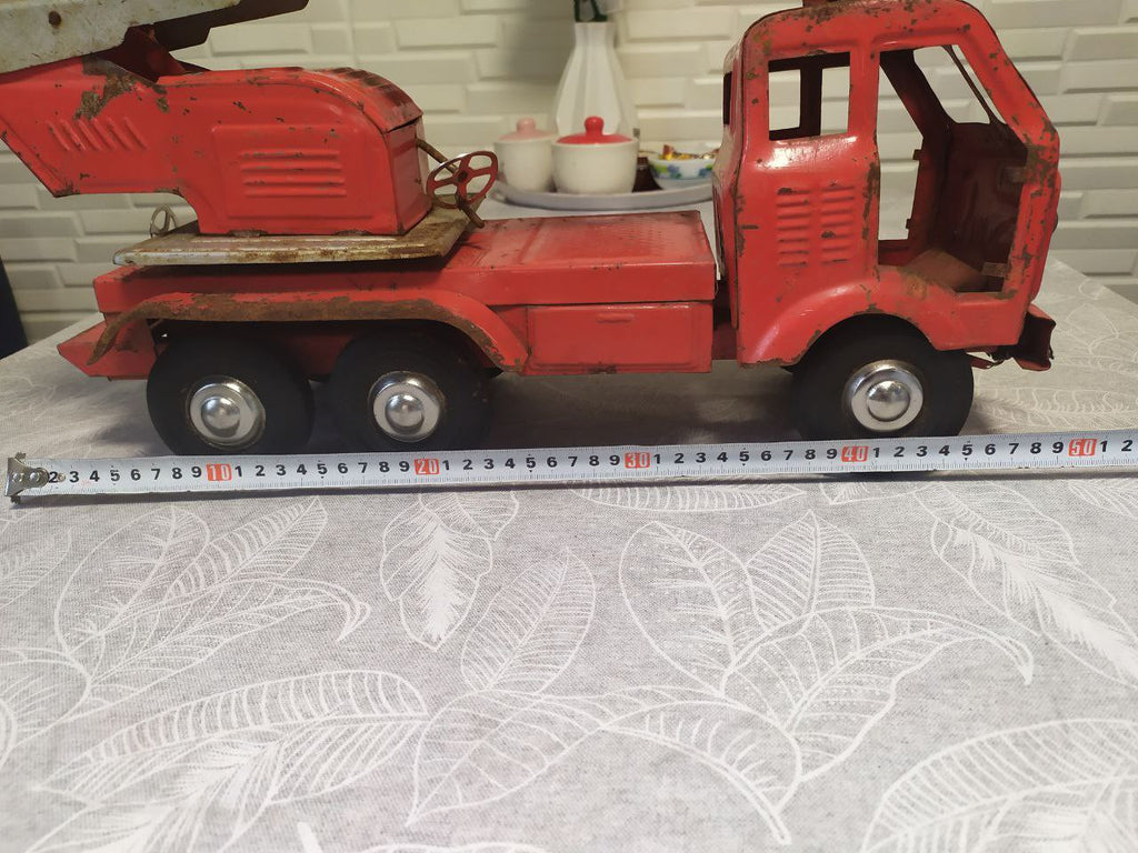 SIM Serp i Molot logo on the front of the Soviet toy fire truck – detail 14