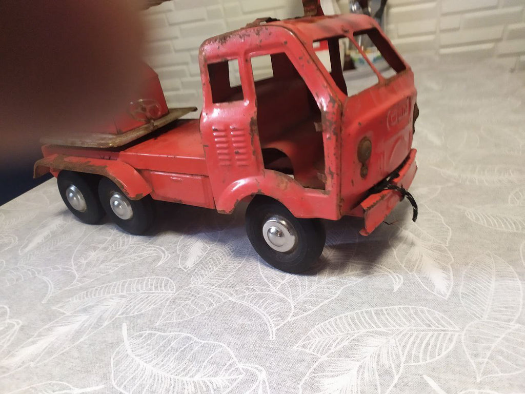 SIM Serp i Molot logo on the front of the Soviet toy fire truck – detail 5