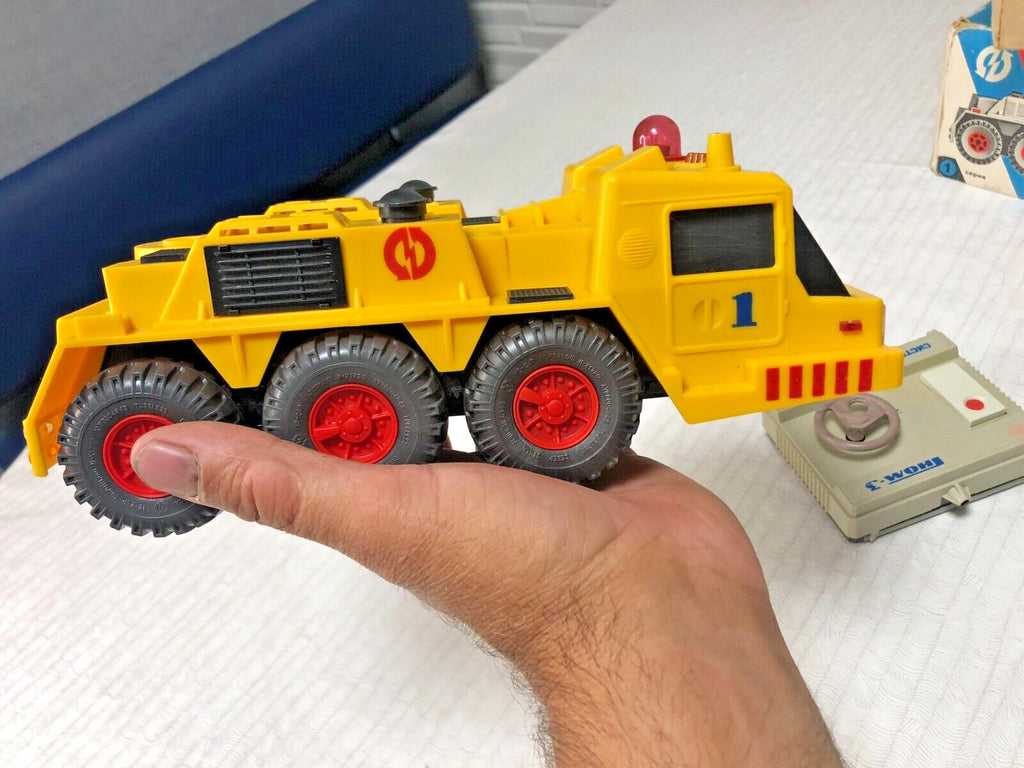 Gnom-3 RC truck six-wheel yellow body with number 1 decal – detail 11