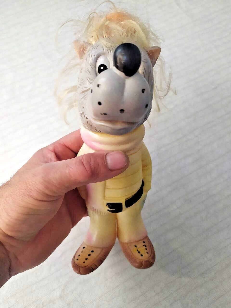 Nu Pogodi wolf rubber figure with synthetic blonde hair – detail 5