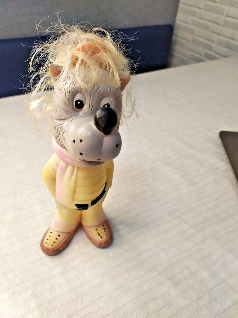 Nu Pogodi wolf rubber figure with synthetic blonde hair – detail 8