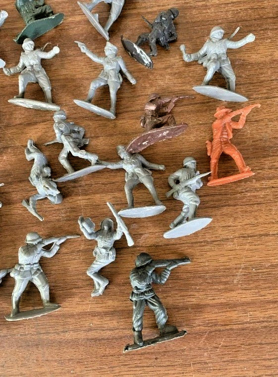 Old Soviet toys plastic army men close-up – detail 6