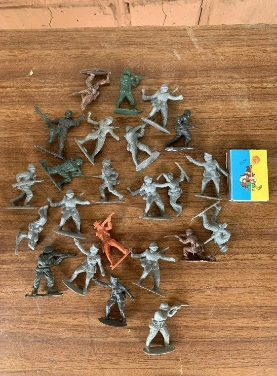 Soviet toy soldiers infantry figures in dynamic combat poses – detail 8