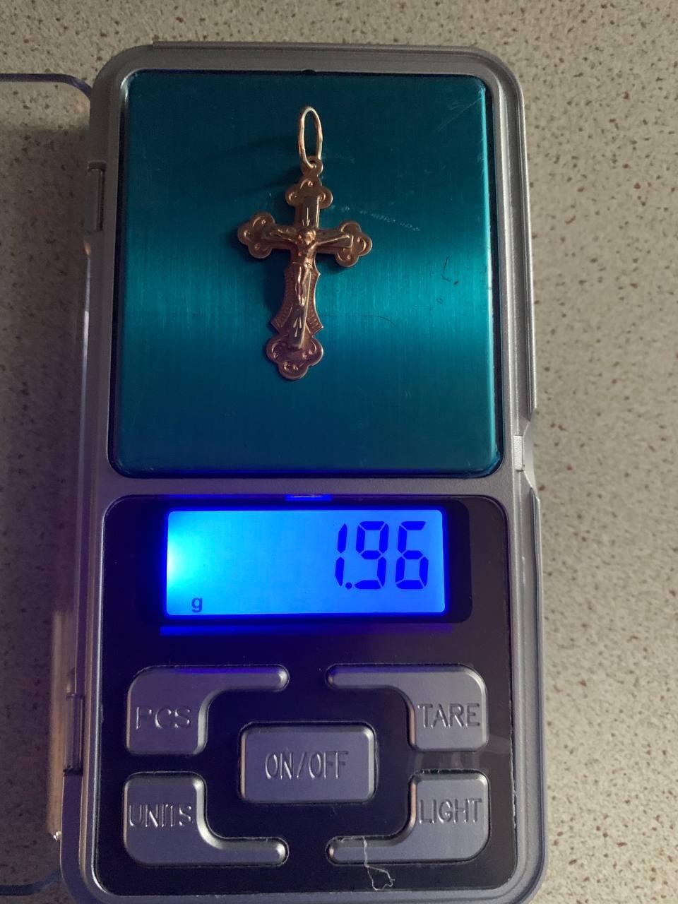 14K gold crucifix pendant with Jesus Christ figure, close-up – detail 11