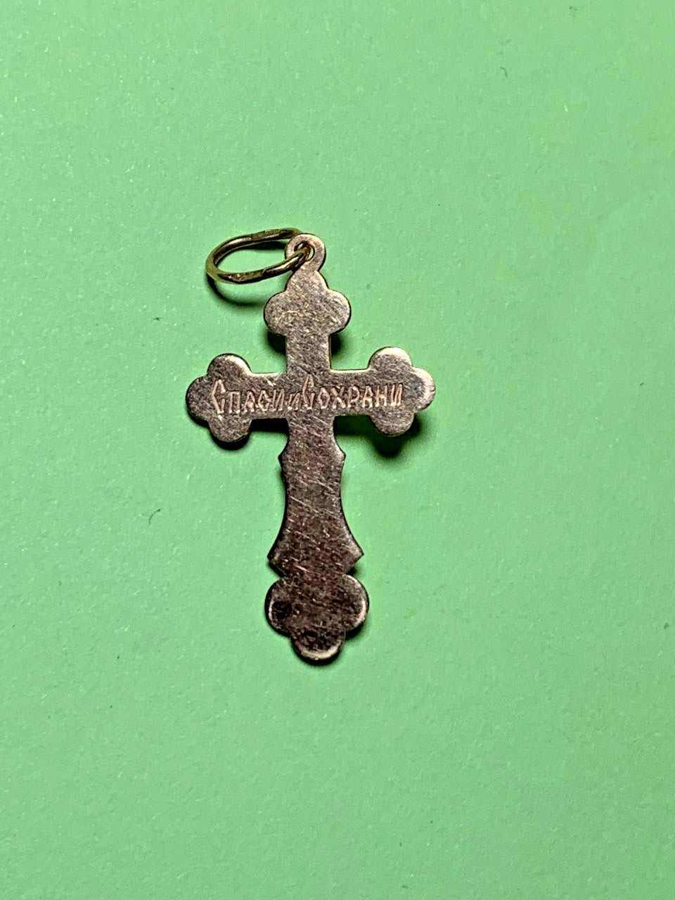 14K gold crucifix pendant with Jesus Christ figure, close-up – detail 5