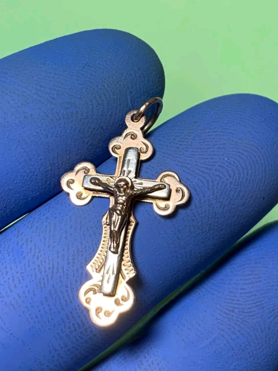 14K gold crucifix pendant with Jesus Christ figure, close-up – detail 8