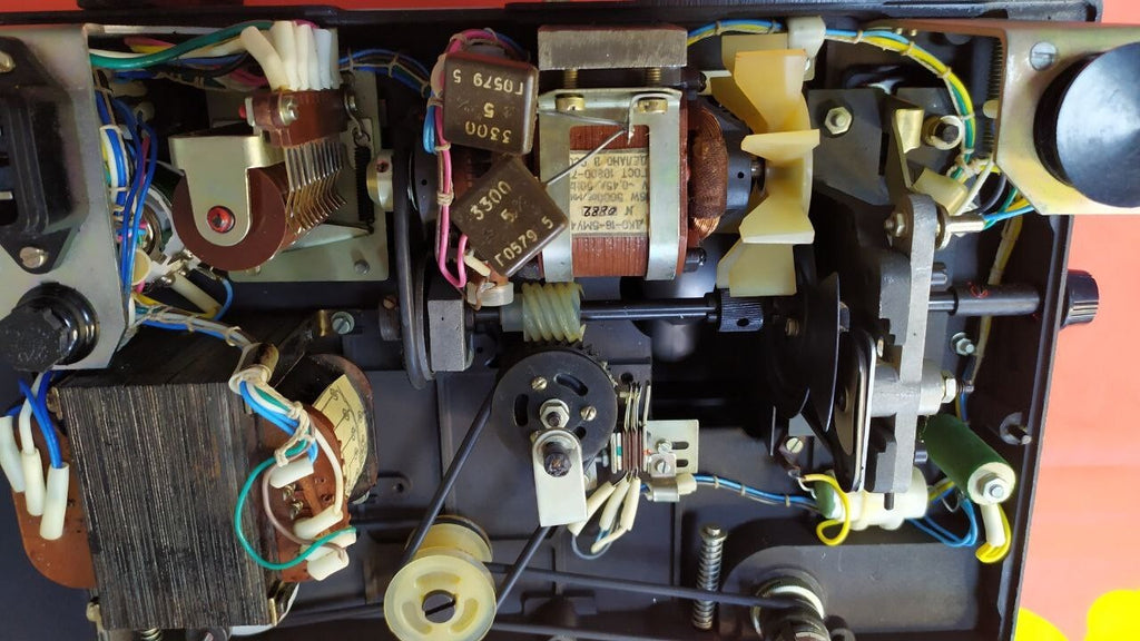 Vintage Volna-3 8mm movie projector with original leatherette hard case – detail 17