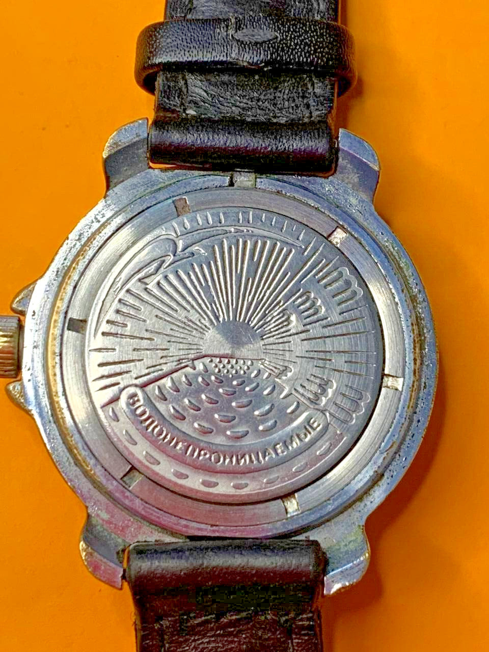 White to light blue gradient dial with winged Air Force emblem and red star – detail 5