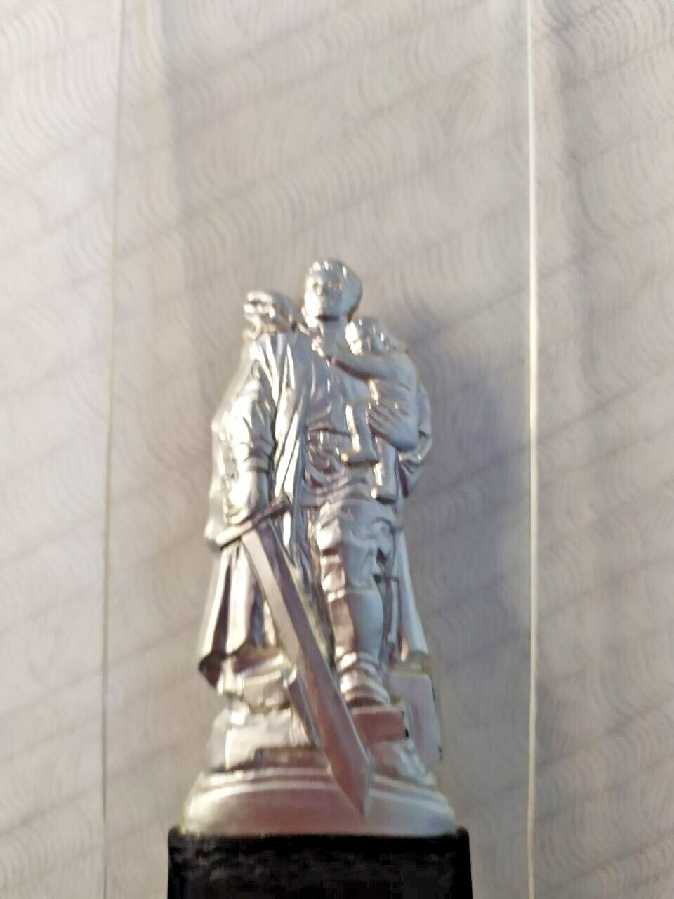 Silver metallized plastic soldier figurine of the Berlin Treptow monument – detail 5