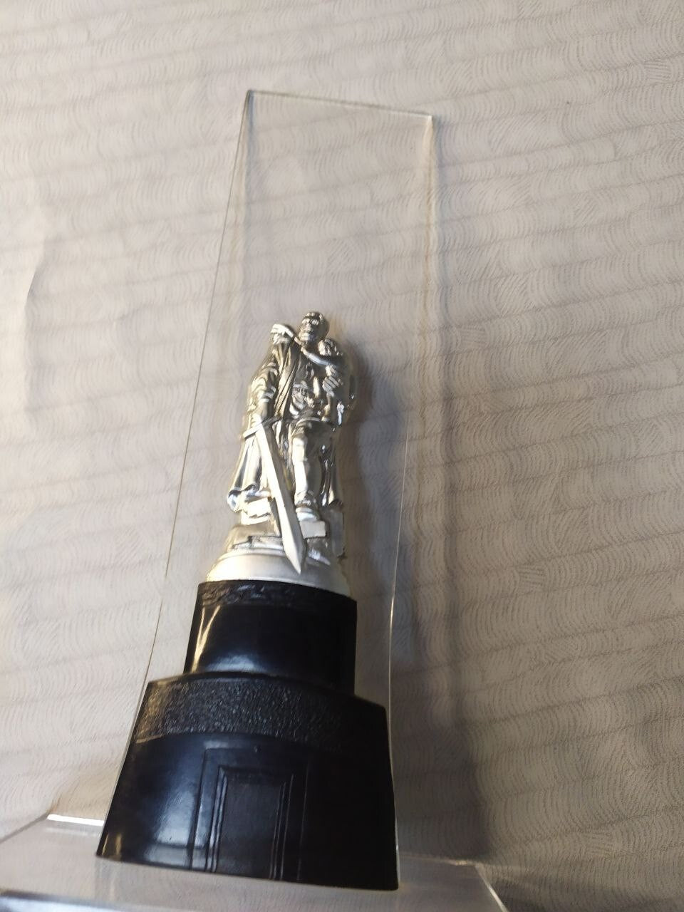 Silver metallized plastic soldier figurine of the Berlin Treptow monument – detail 8