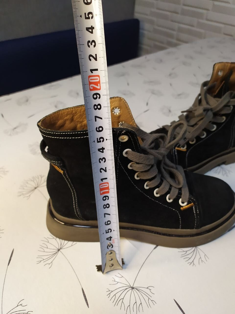 Close-up of the leather upper on women's leather boots – detail 13