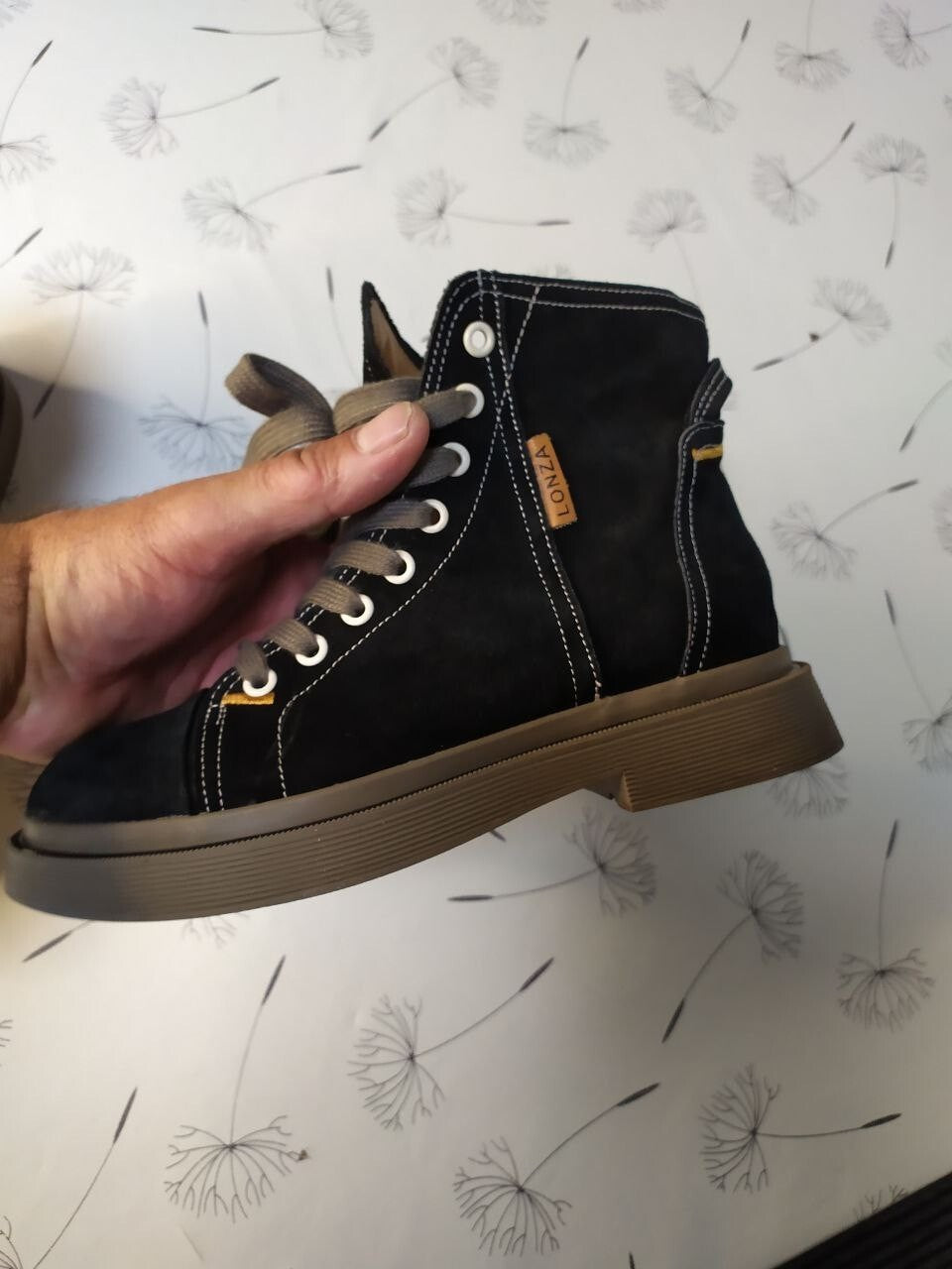 Pre-owned women's leather boots showing the soles and heels – detail 15