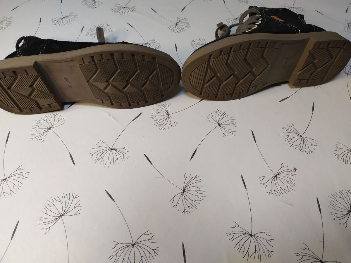 Close-up of the leather upper on women's leather boots – detail 16
