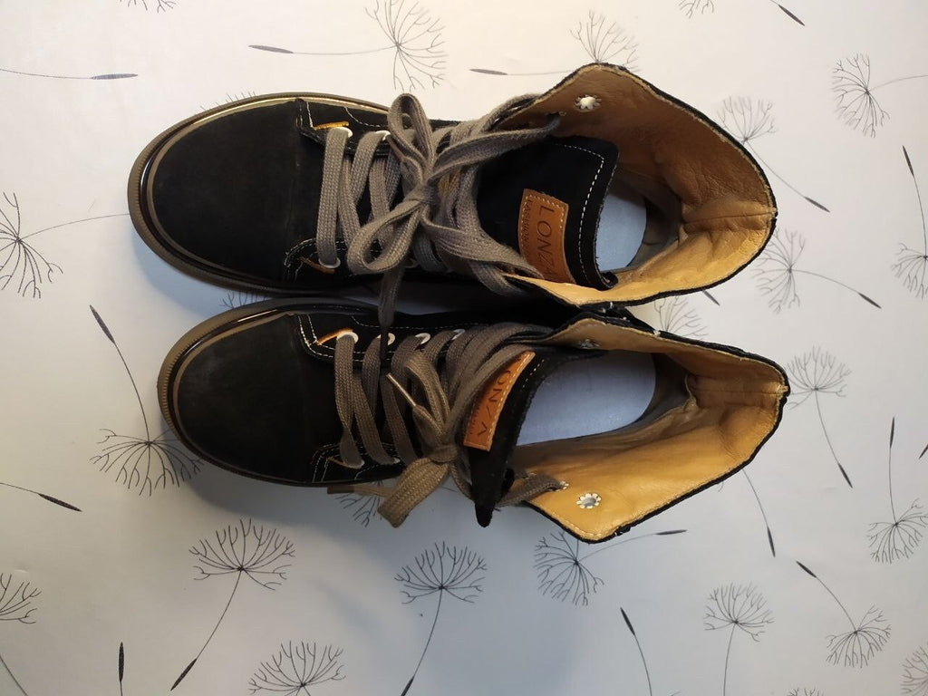 Pre-owned women's leather boots showing the soles and heels – detail 6