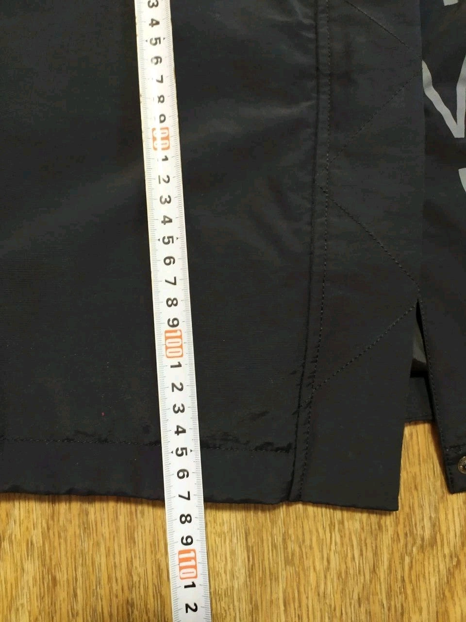 Lady Sharm parka zippered side pocket and side slit at the hem – detail 10