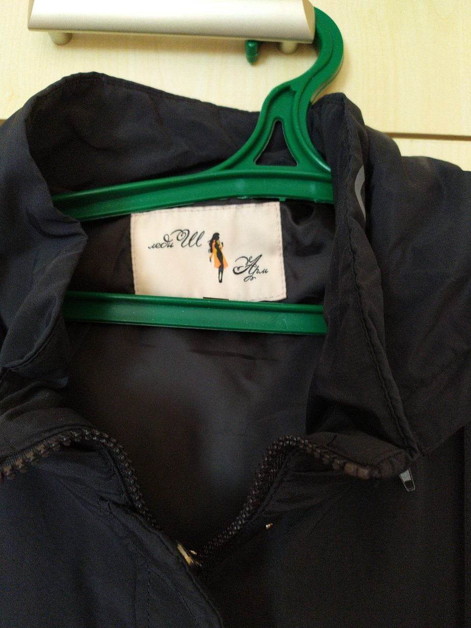 Lady Sharm parka zippered side pocket and side slit at the hem – detail 7
