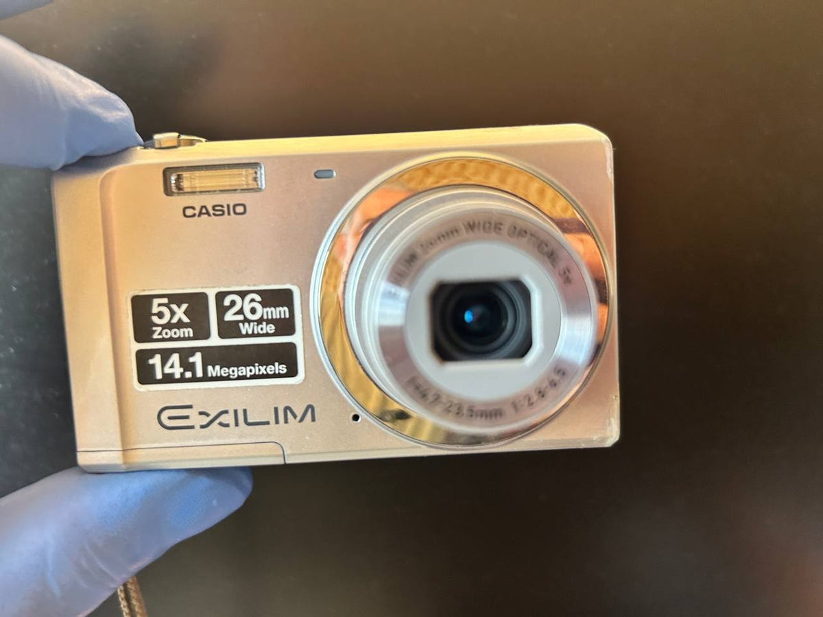Vintage digital camera Casio Exilim EX-Z88 with screen showing live view – detail 11