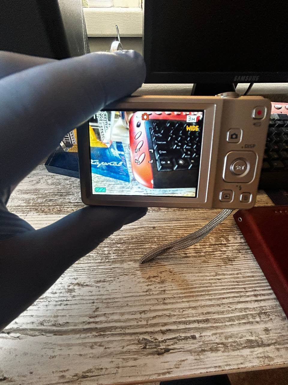 Vintage digital camera Casio Exilim EX-Z88 with screen showing live view – detail 17
