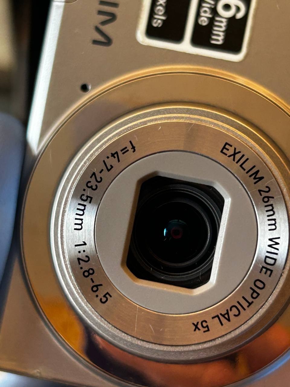Vintage digital camera Casio Exilim EX-Z88 with screen showing live view – detail 5