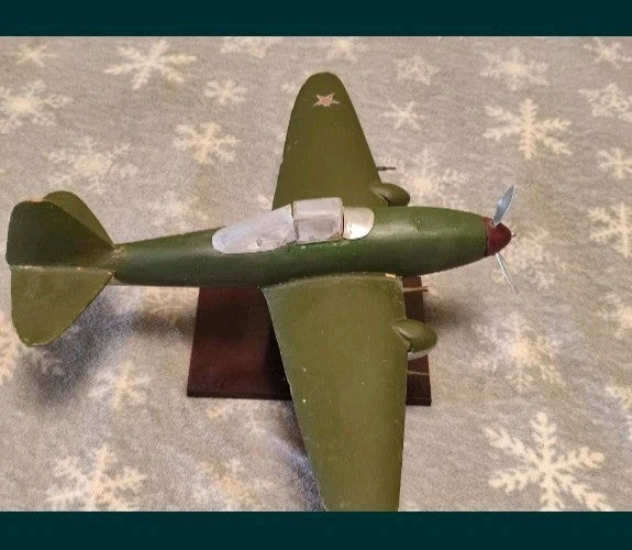 Soviet WWII airplane model close-up of broken propeller blades – detail 6