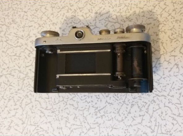 Vintage Zarya camera with leatherette body and large viewfinder – detail 5