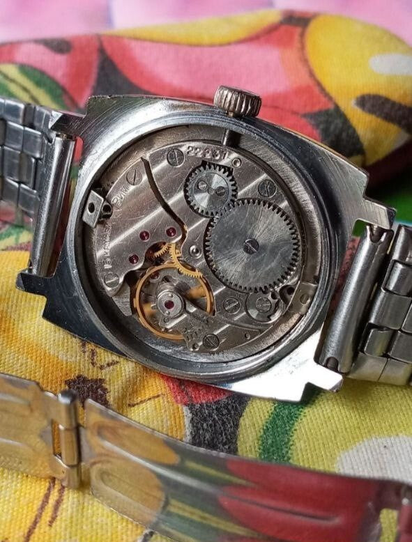 Soviet men's watch with wavy dial and Arabic numerals – detail 6