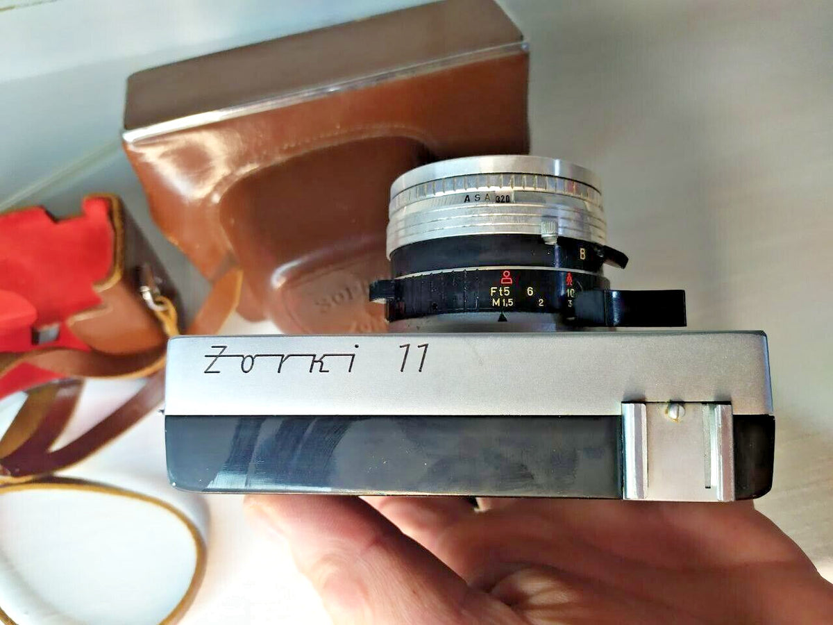 Zorki 11 export version with Latin lettering and brown leather case – detail 7