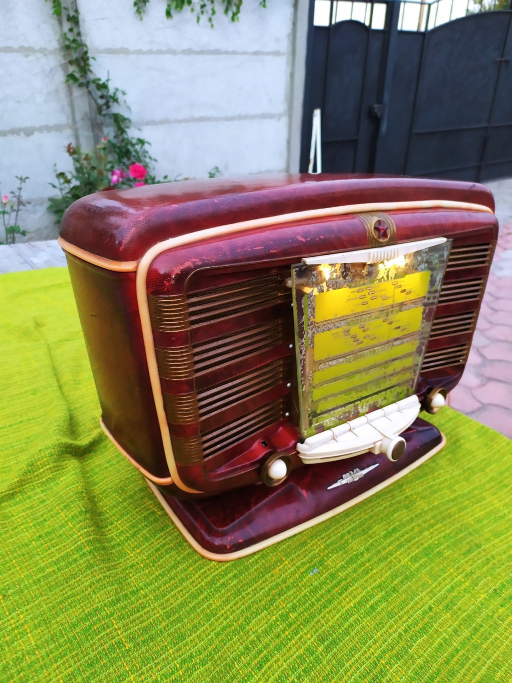 Zvezda-54 Soviet tube radio with reddish-brown body and star logo