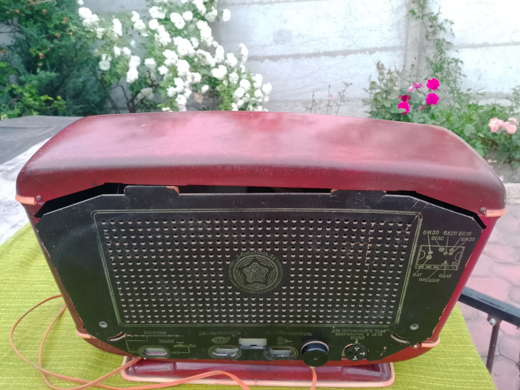 Vintage Soviet vacuum tube radio with illuminated frequency scale – detail 11
