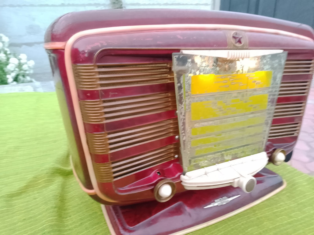 Mid-century USSR tube radio side view showing minor wear – detail 13