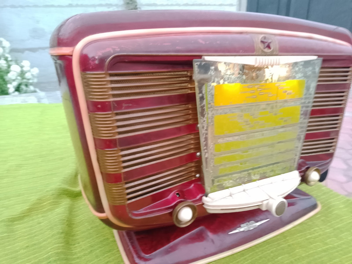 Mid-century USSR tube radio side view showing minor wear – detail 13