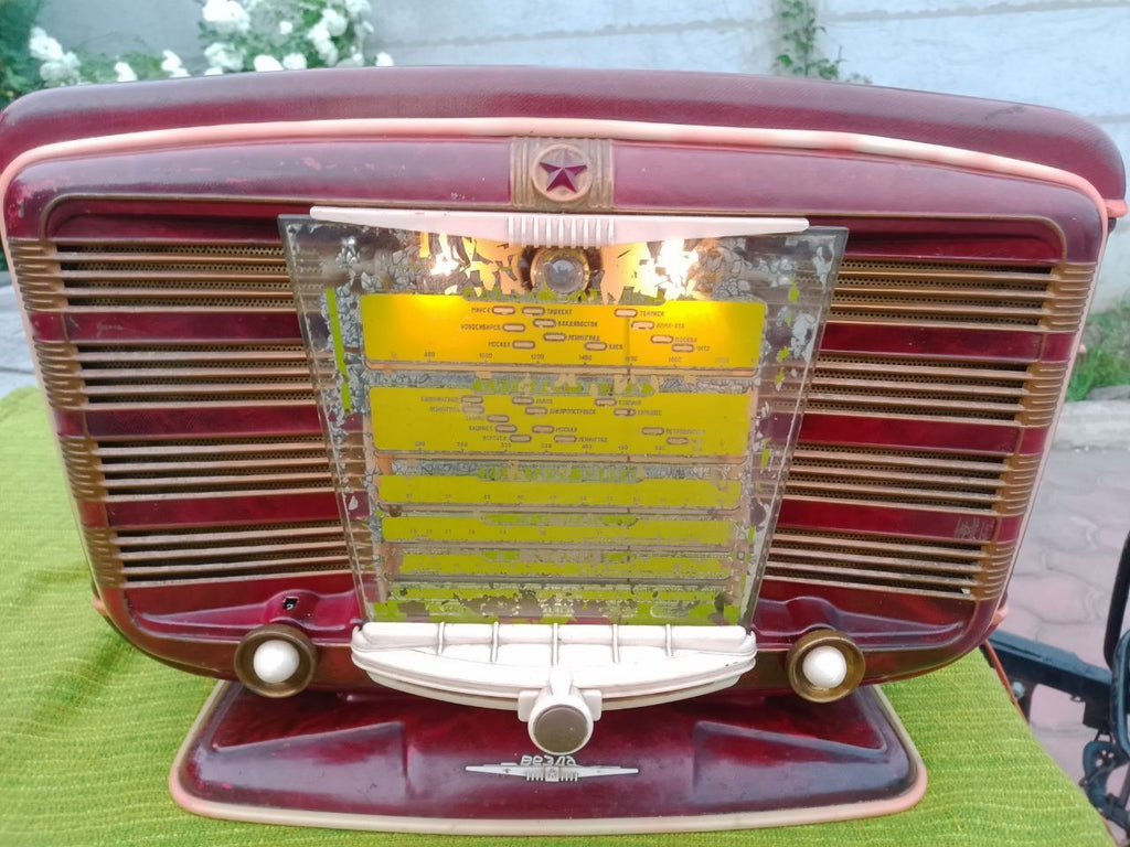 Vintage Soviet vacuum tube radio with illuminated frequency scale – detail 17